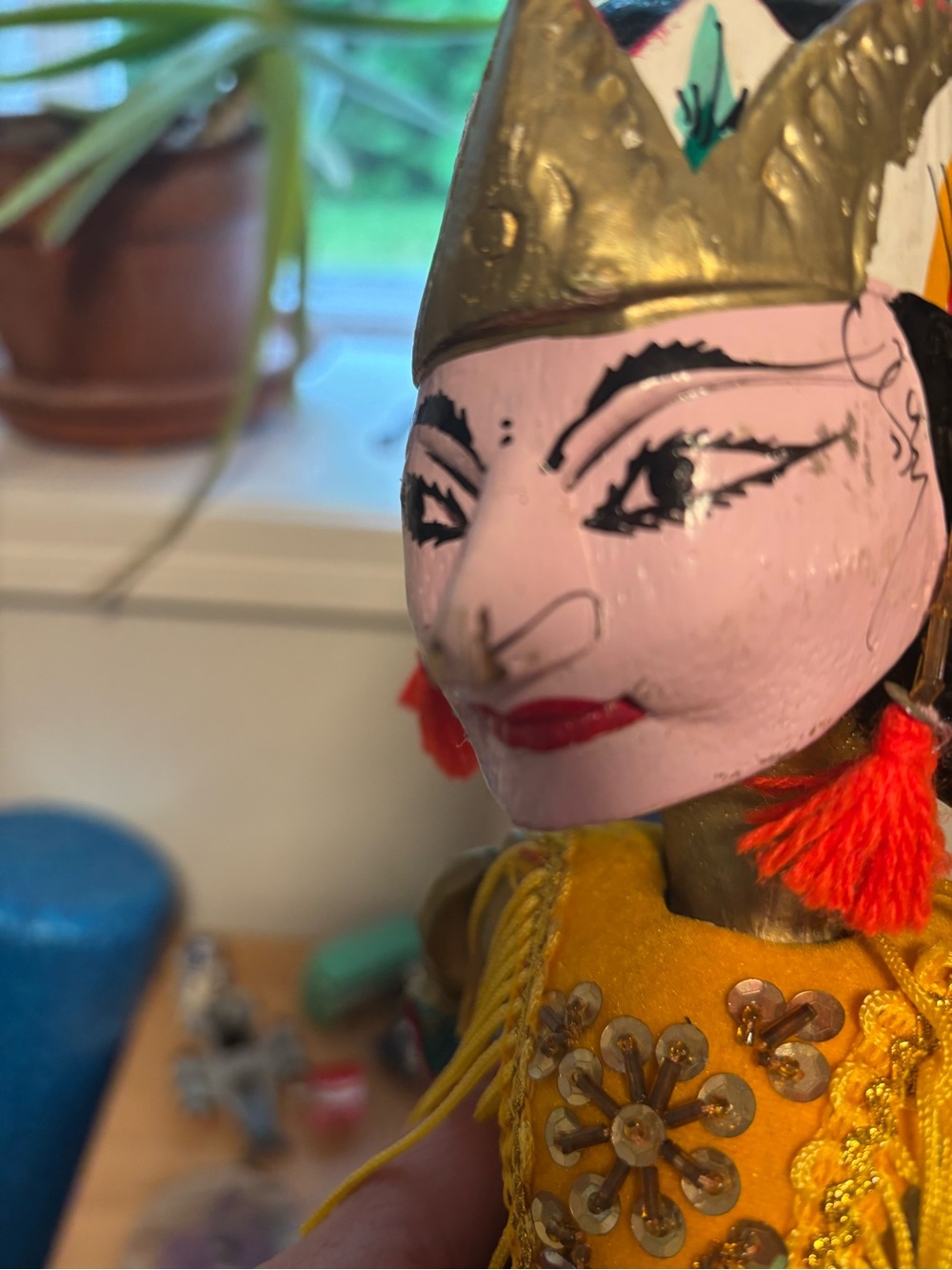 VINTAGE INDONESIAN JAVA WAYANG GOLEK WOODEN STICK PUPPET w/ HANDPAINTED HEAD